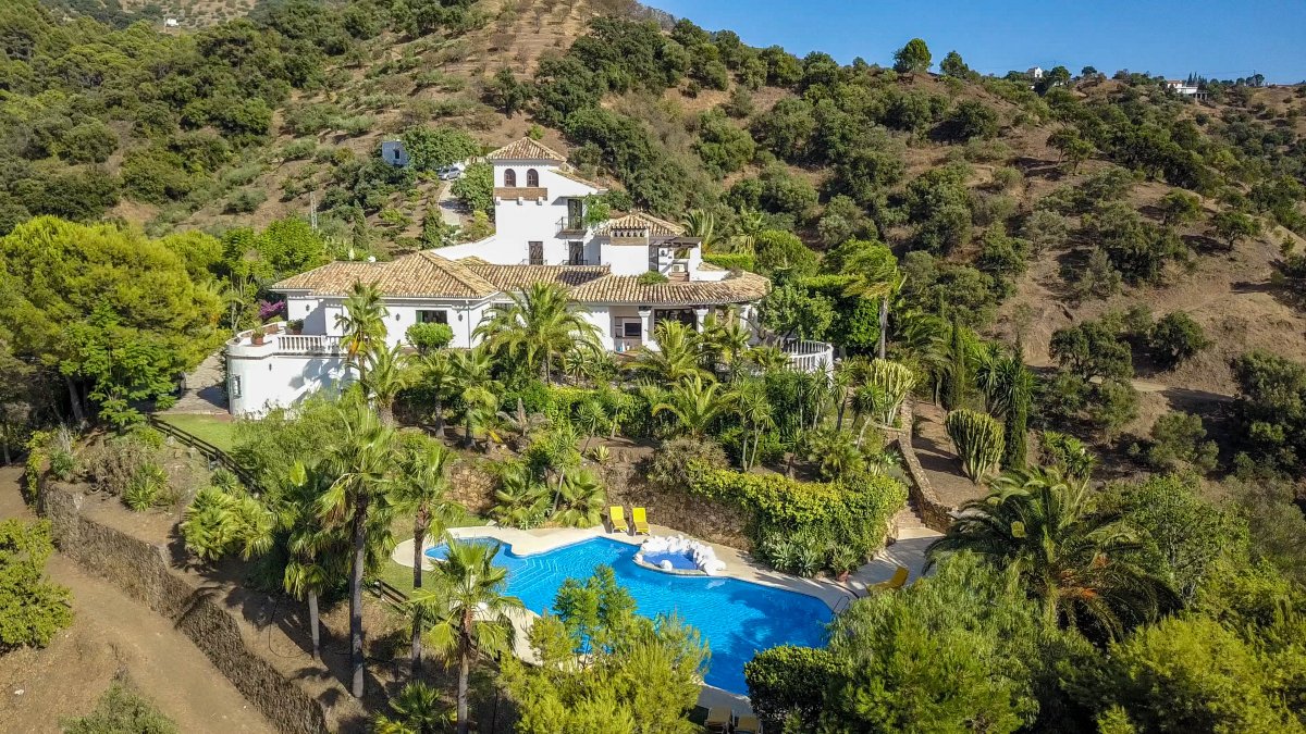 Quinta las Colinas - an aerial view of the villa, pool and gardens